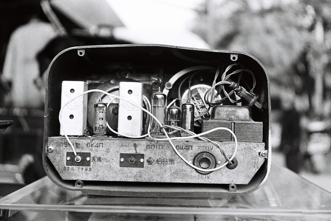 a-black-and-white-photo-of-an-electronic-device-rbh-gycqxpw